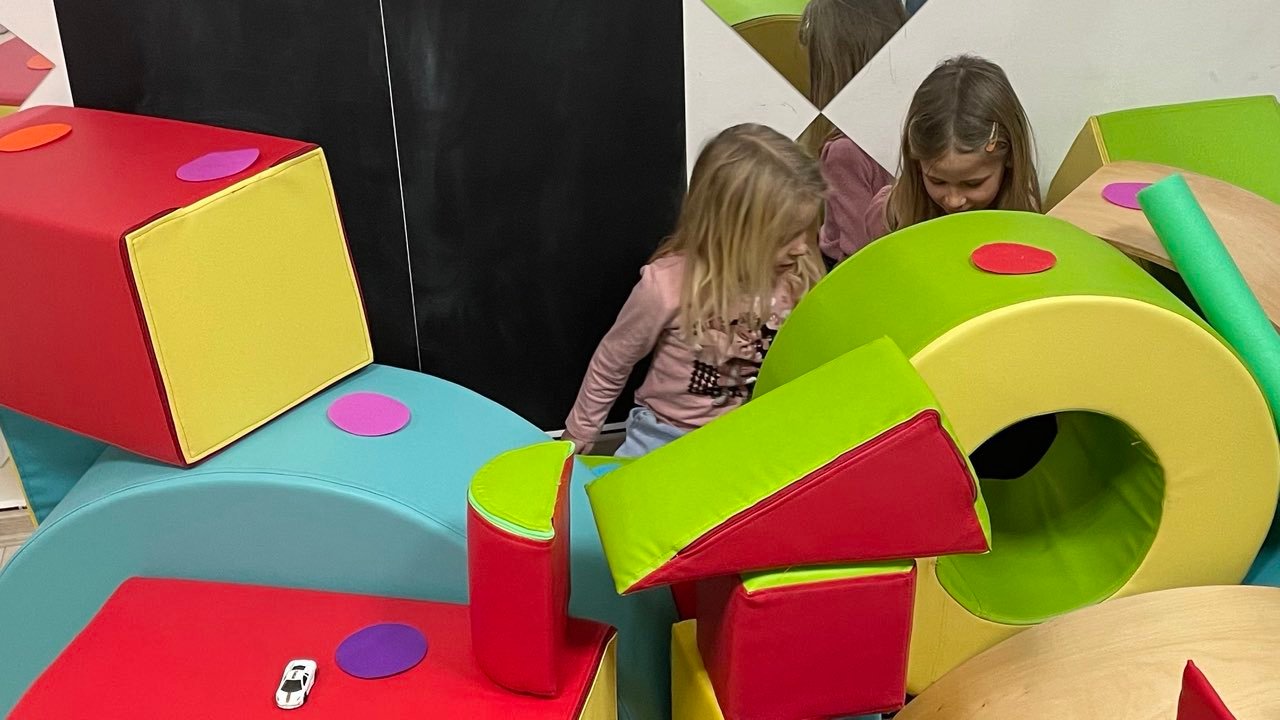 Деца строят от меки модули